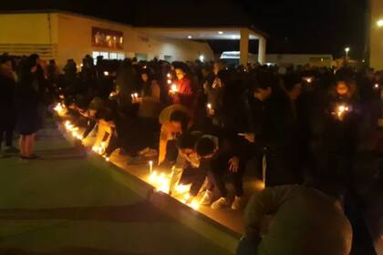 La ceremonia que realizaron familiares y amigos de Agustina y vecinos de Cipolletti en el hospitla para pedir por Justicia y mayor seguridad