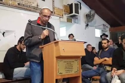 La ceremonia religiosa en el cementerio, donde habla Moshe Pereg, hermano de Lily