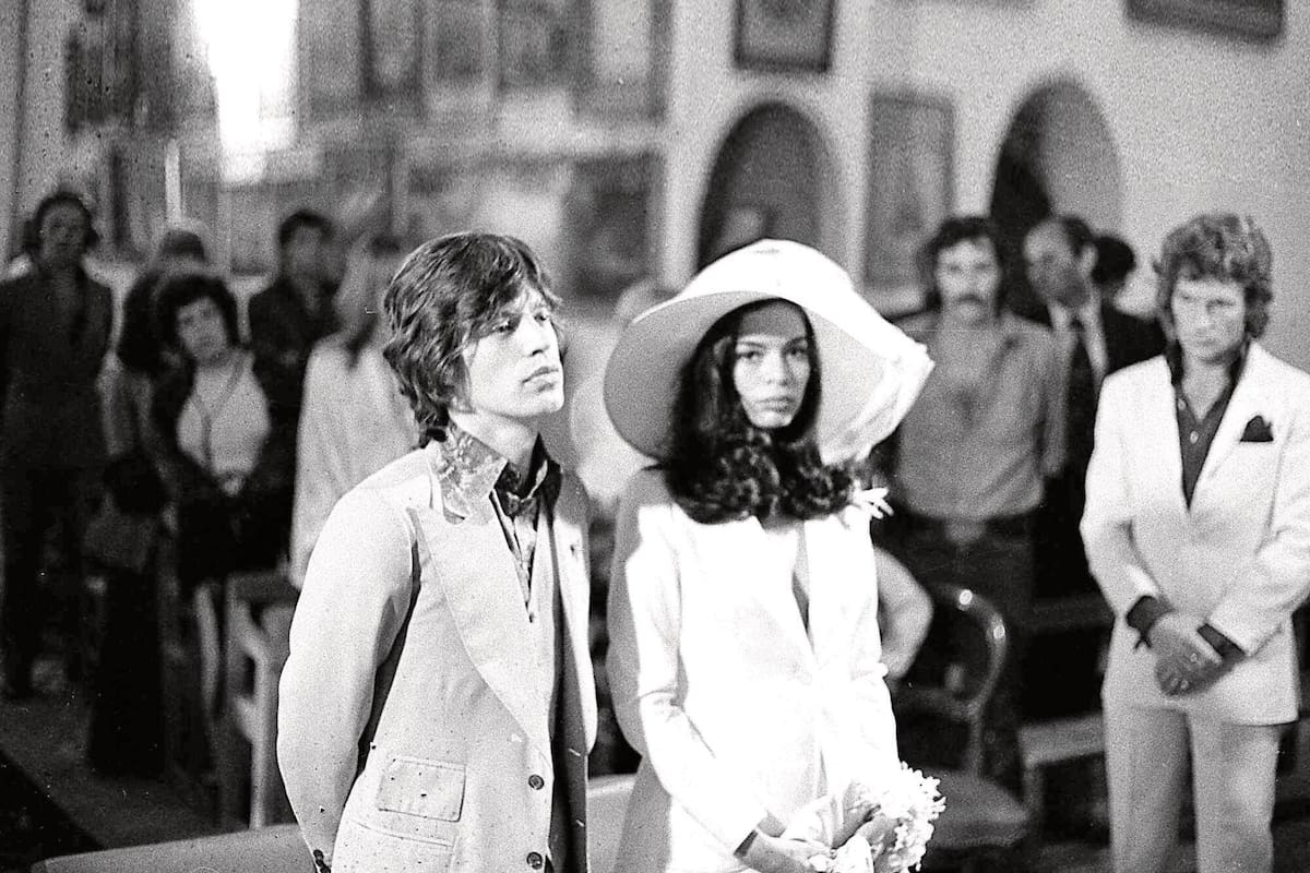 La ceremonia religiosa fue
celebrada en la capilla
Santa Ana de Saint Tropez,
el 12 de mayo de 1971. La
bella Bianca, con su original
traje blanco de Yves Saint
Laurent –falda larga,
chaqueta smoking sin nada
debajo y pamela con velo–
era la definición del chic.
Todavía hoy su vestido de
novia sigue siendo uno de los
más imitados. Mick vistió un
traje de tres piezas diseñado
por Tommy Nutter y camisa
de flores desabrochada.