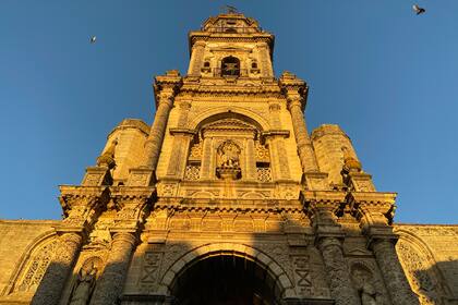 La ceremonia religiosa fue en la iglesia de San Miguel, declarada Monumento Histórico-Artístico Nacional en 1931.