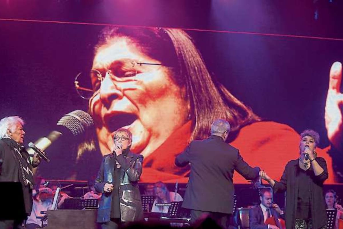 La ceremonia televisada abrió con un homenaje a Mercedes Sosa