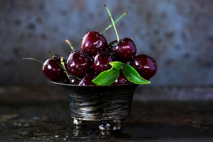 La cereza aporta fibra y vitamina C, lo que refuerza su potencial como apoyo dentro de una dieta orientada a la salud articular