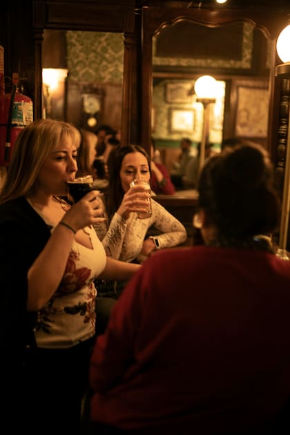 La cerveza tirada es un infaltable del bar. De su paso por Inglaterra, Fullin quedó fascinado con cierta “función social” de los pubs