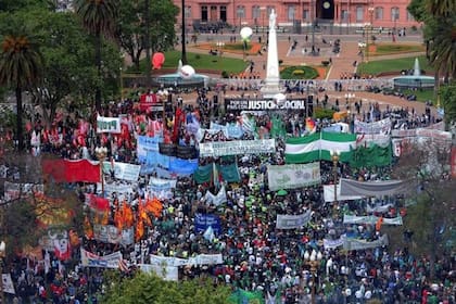 La CGT argentina activa un paro general contra la gestión de Milei, que lleva menos de un mes y medio en el poder