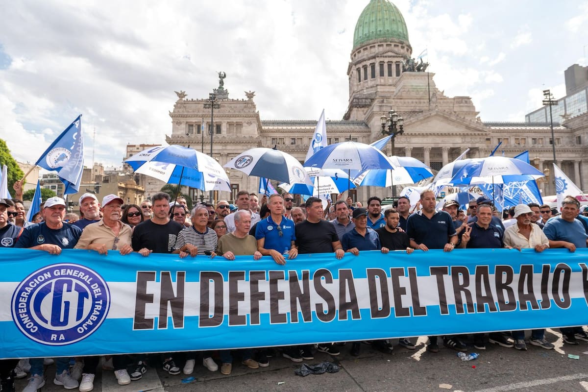 La CGT marchó hasta el Congreso durante la sesión por la reforma laboral en el Senado