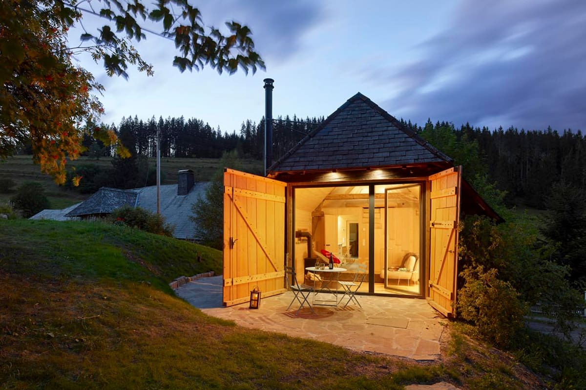 "La Chalette" es una pequeña casa diseñada por el arquitecto alemán Martin Ohlf premiada con el Hugo Häring Prize (the Association of German Architects, 2020).