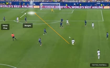 La chance más clara de gol de Arabia Saudita en el 0-0 con Cabo Verde: centro al segundo palo y cabezazo de Sultan Madash que controló Vozinha