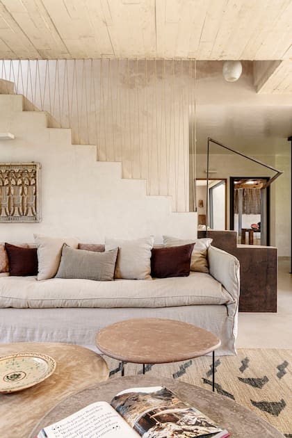 La chapa de la escalera y los tensores de mimbre suman textura y rusticidad, una de las premisas que el Estudio tomó para el interiorismo.