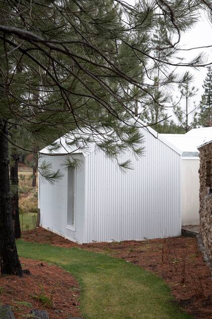 La chapa exterior es blanca, para generar un menor impacto con el paisaje nevado que los acompaña varios meses. Las paredes tienen un detalle de zingueria por protección a la nieve y la lluvia. Piedra travertino 'Pipolin'.