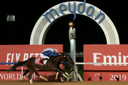 La chaquetilla azul de su jockey y el número 12 identifican a Thunder Snow, en el gran final en Meydan