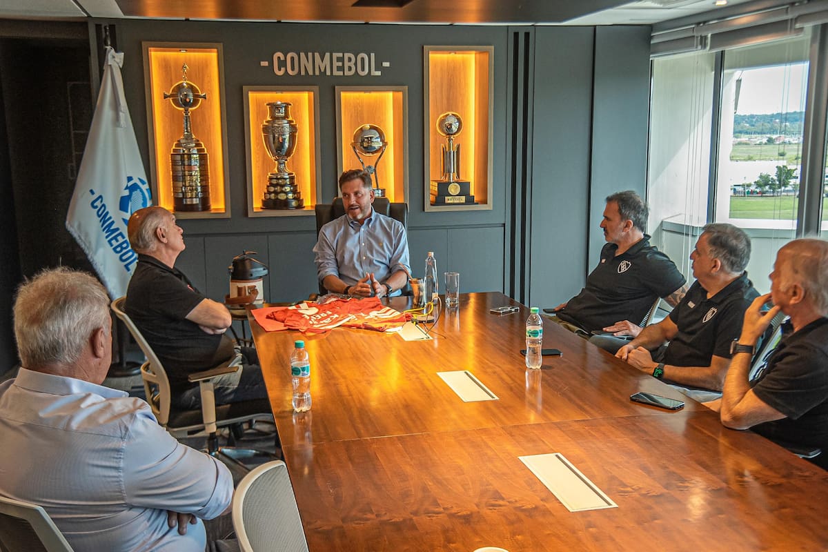 La charla de Alejandro Domínguez, presidente de Conmebol, junto con Néstor Grindetti y otros dirigentes de Independiente