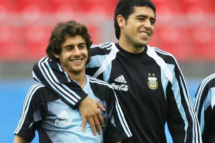 Pablo Aimar y Román Riquelme, dos amigos al servicio de la selección argentina que a pesar de su talento no lograron clasificar al sub 23 para los Juegos Olímpicos de Sydney, en el año 2000.