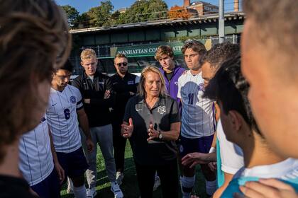 La charla de Kim Wyant con sus jugadores: destacan la forma cómo le llega con su mensaje al plantel