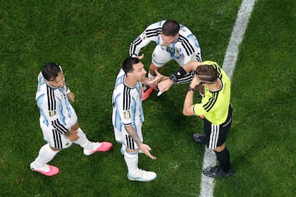 La charla de Messi, De Paul y Paredes con Francois Letexier, el árbitro de Argentina vs. Egipto, en Atlanta