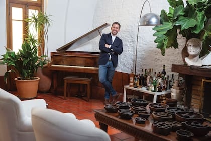 La charla siguió en el departamento que compartían. Gustavo posa en uno de sus rincones favoritos, con el piano que tocaron grandes artistas que pasaban por las fiestas que hacían. “Acá estuvieron desde Liza Minnelli y Shirley MacLaine hasta Eladia Blázquez, Norma Aleandro, o el plantel completo del American Ballet, entre otros”.