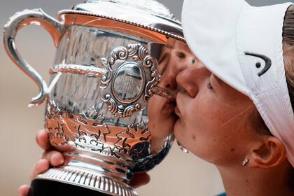 La checa Barbora Krejcikova ganó Roland Garros en 2021; tres años después jugará la final de Wimbledon con la italiana Jasmine Paolini.