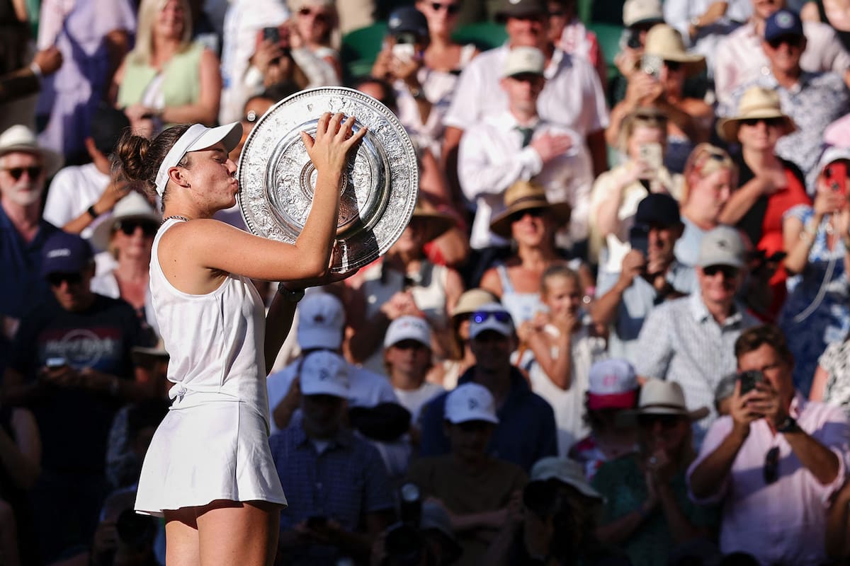 La checa Linda Noskova besa el trofeo en el All England: se impuso a Karolina Muchova y ganó Wimbledon, a los 21 años