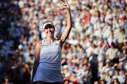 La checa Linda Noskova derrotó a su coterránea Karolina Muchova y conquistó Wimbledon, en tres sets