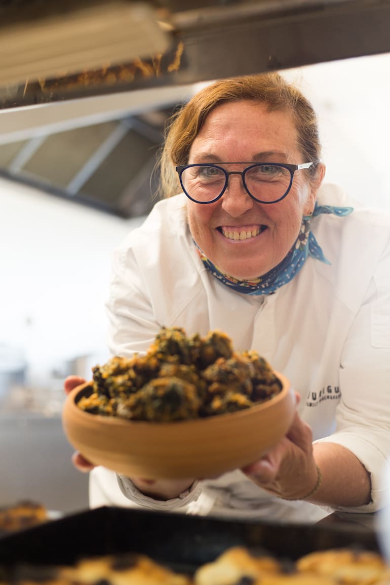 La chef Patricia Courtois recibe con sus famosos buñuelos en 5 Suelos, el restaurante de Durigutt que está emplazado en medio de los viñedos.