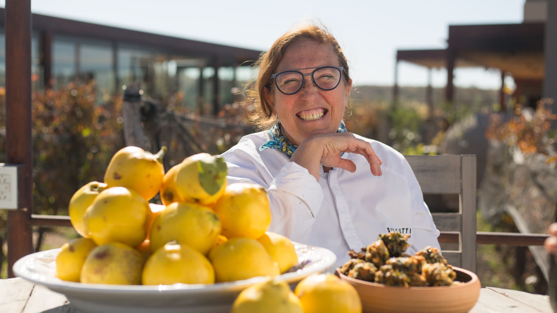 La chef Patricia Courtois recibe con sus famosos buñuelos en 5 Suelos, el restaurante de Durigutt que está emplazado en medio de los viñedos.