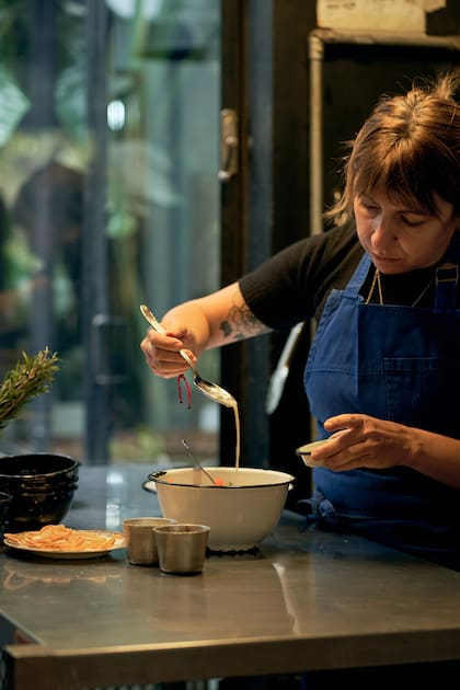 La chef tucumana Mariana Hernández aporta los sabores del norte a la carta