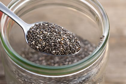 La chía es considerada un superalimento porque tiene una gran cantidad de omega-3, calcio, antioxidantes, hierro, fibra y potasio