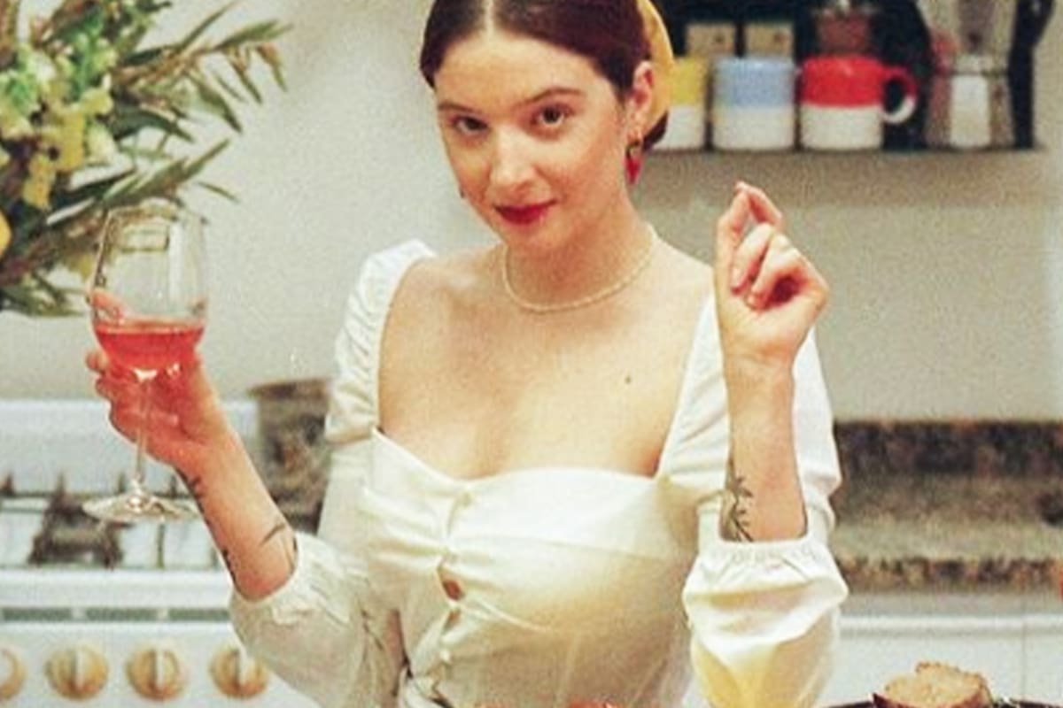 La chica pájaro en la cocina, relaja y feliz