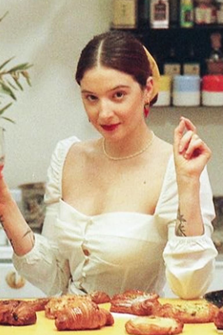 La chica pájaro en la cocina, relaja y feliz