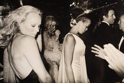 La “chica Bond”, Ursula Andress, y Susana Giménez detrás. Le Club era el lugar de moda donde se encontraban celebrities nacionales e internacionales.