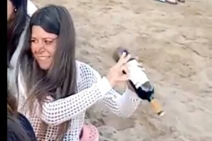 La chica que se volvió viral al destapar una botella de vino sin utilizar sacacorchos