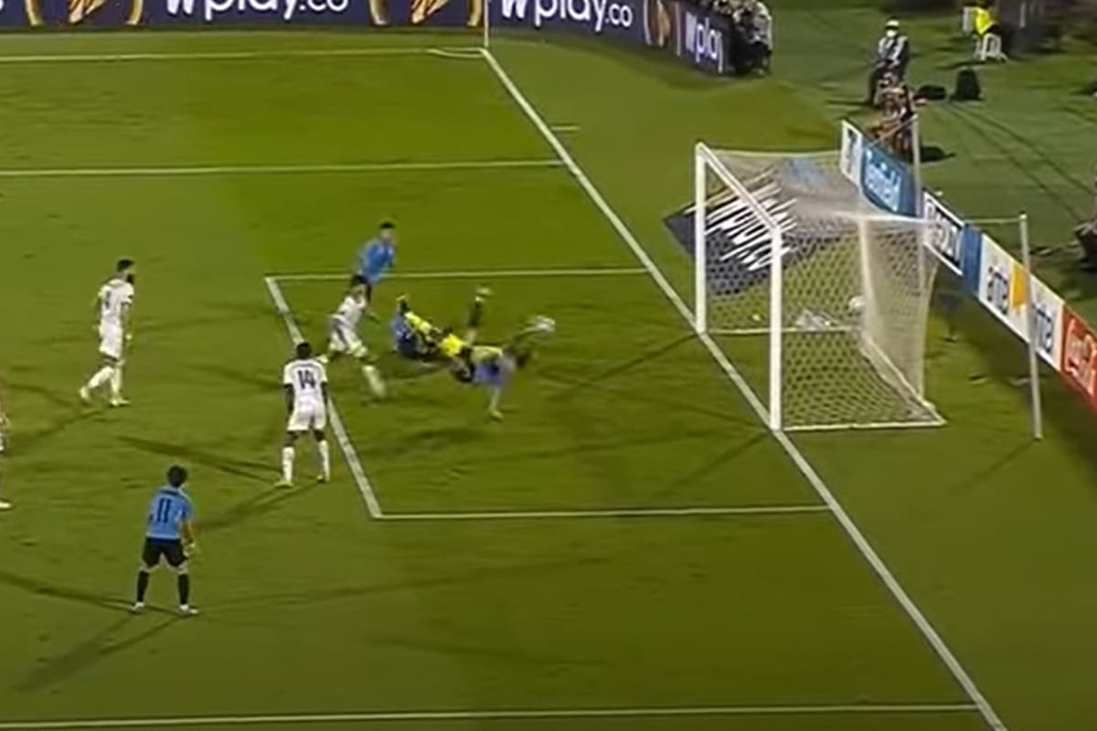 La chilena de Cavani, una definición de jerarquía que se recordará de la goleada de Uruguay sobre Venezuela