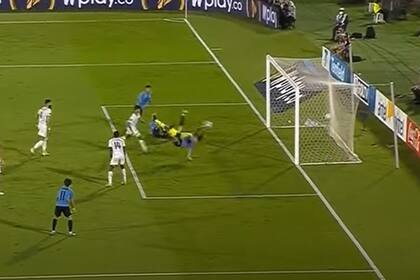 La chilena de Cavani, una definición de jerarquía que se recordará de la goleada de Uruguay sobre Venezuela