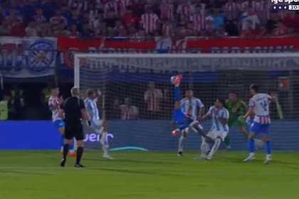 La chilena impresionante de Sanabria para el 1 a 1 de Paraguay ante la Argentina