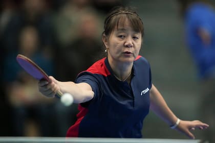 La chilena Zhiying Zeng devuelve en el duelo ante la estadounidense Lily Ann Zhang de los Juegos Panamericanos en Santiago, Chile, el martes 31 de octubre de 2023. (AP Foto/Dolores Ochoa)
