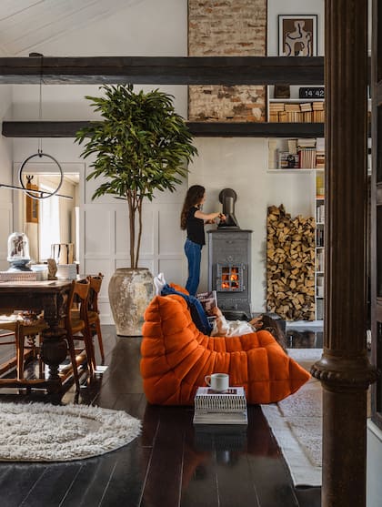La chimenea reciclada es la pieza fundamental del living.