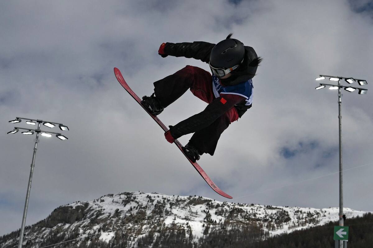 La china Liu Jiayu realiza una acrobacia en la prueba de snowboard femenino de los JJOO de Invierno 2026