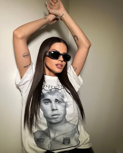 La China posó con una remera con el rostro de Justin Bieber y se declaró su fan