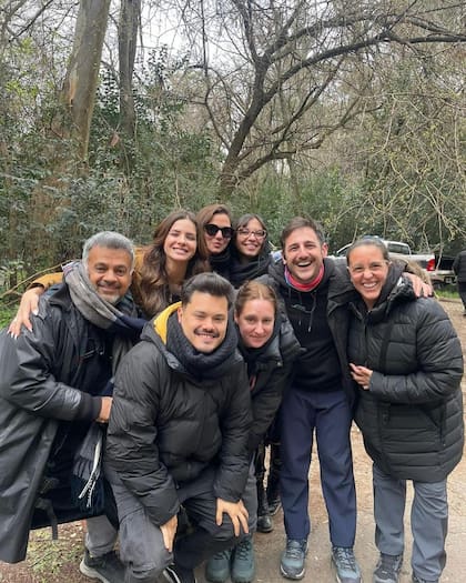 La China Suárez con el equipo de La Bastarda en San Martín de los Andes (Foto: Instagram/@sangrejaponesa)