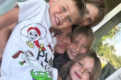 La China Suárez con sus hijos menores, Magnolia y Amancio y Francesca e Isabella, las dos hijas de Icardi y Nara durante el verano