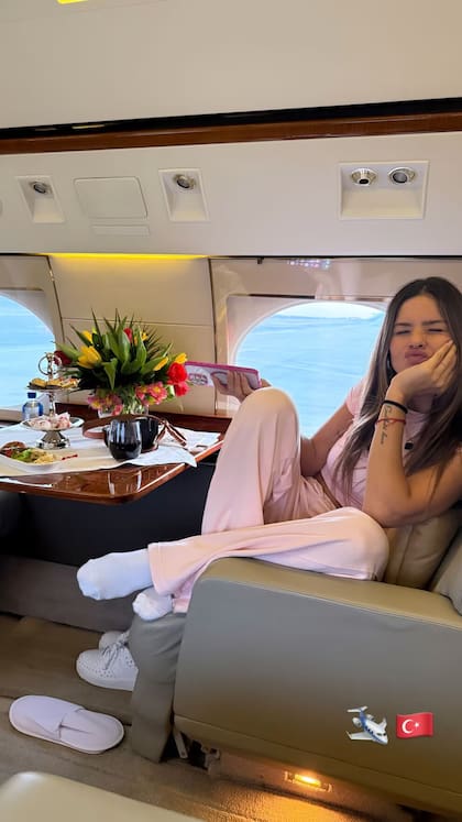 La China Suárez disfrutando de una comida junto a Mauro Icardi en el avión privado (Foto: Instagram/@mauroicardi)