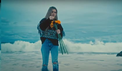 La China Suárez en el video de "Desaniversario", deshojando un ramo de girasoles