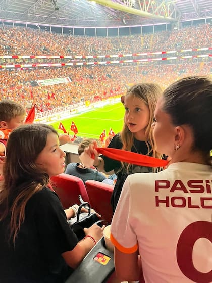 La China Suárez fue a alentar a Icardi a la cancha con sus tres hijos, Rufina Cabré, Magnolia y Amancio Vicuña
