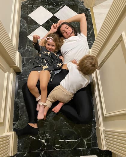 La China Suárez jugando con Magnolia, su hija con Nicolás Cabré, y Amancio, su segundo hijo con Benjamín Vicuña