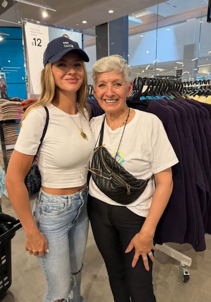 La China Suárez junto a la abuela de la mujer que le pidió el video (Foto: Captura Instagram/@emilia_maza)