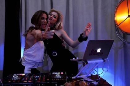 La China Suárez junto a la DJ Puli de María, amiga de Pampita
