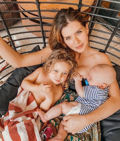 La China Suárez junto a Magnolia y Vicuña, sus dos hijos menores, fruto de su relación con Benjamín Vicuña.