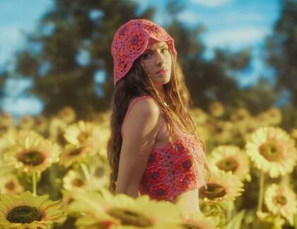 La China Suárez rodeada de girasoles en el video de "Perfecta", la canción que le dedicó Rusherking
