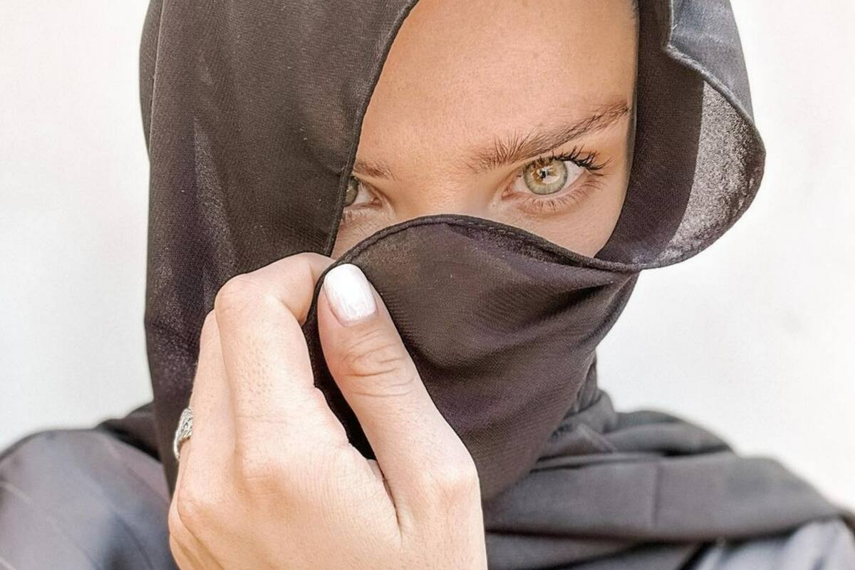 La China Suárez se mostró con el rostro tapado durante su paso por Qatar