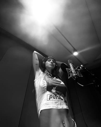 La China Suárez se mostró en el estudio de grabación