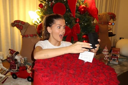 La China Suárez se mostró sorprendida con su regalo